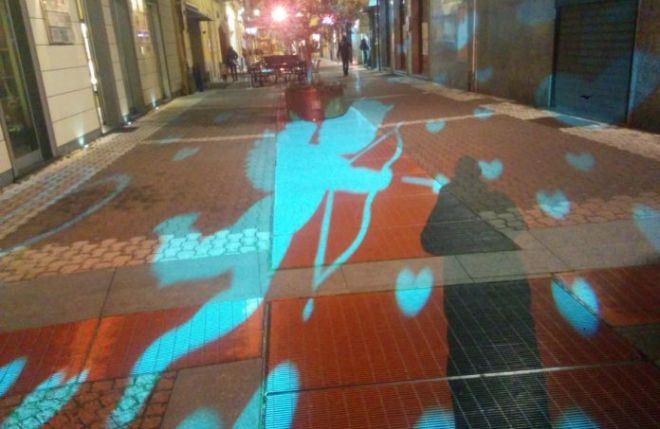 A Imperia si accendono le luci del Commercio  a forma di Cupido nel giorno di San Valentino
