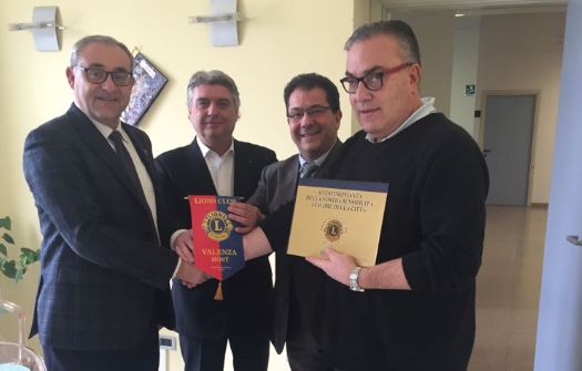Il Lions regala a valenza un’apparecchiatura medica