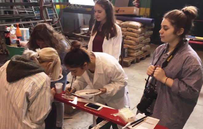 Panchine rosse a Casale contro la violenza sulle donne. I bozzetti in mostra fino al 12 marzo