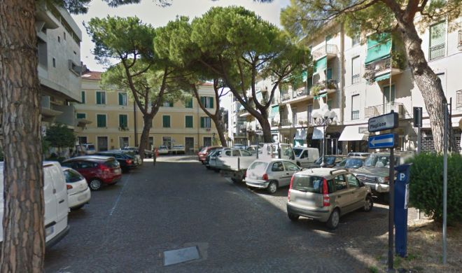 Diano Marina aggiusta il porfido in piazza Maglione e pota gli aranci in corso Roma, stop ad alcuni parcheggi per 3 giorni