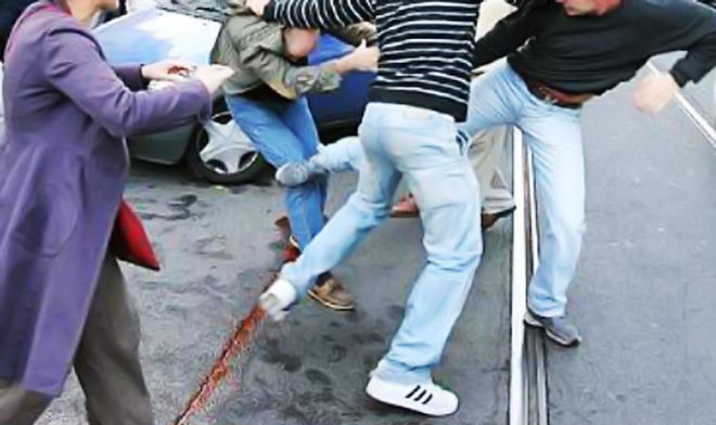 Litigio fra due coppie di giovani fidanzati di Valenza ma un genitore piomba sul posto, aggredisce la fidanzata del figlio e…