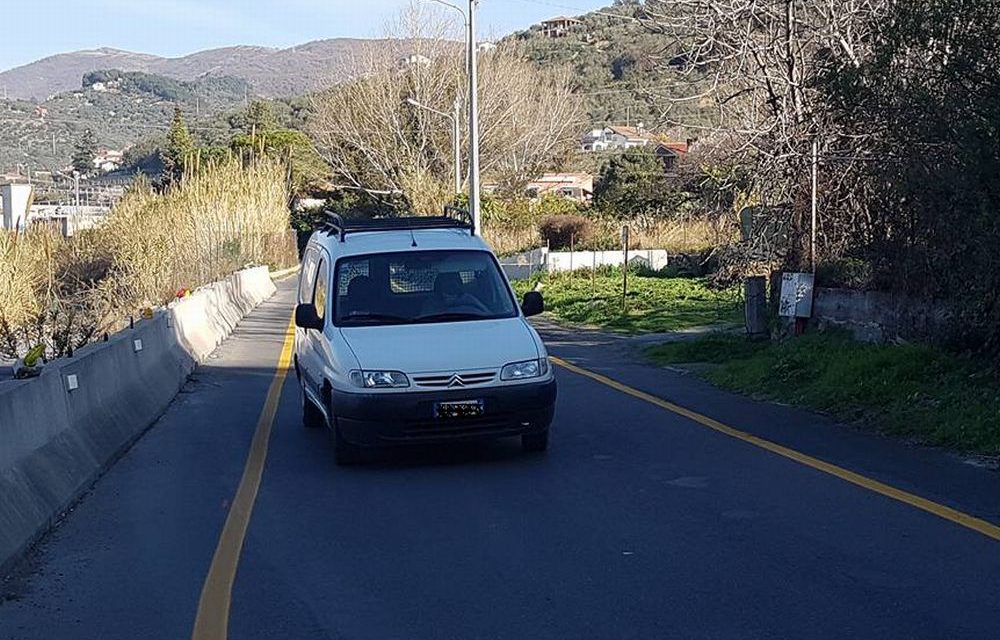 Questa la strada a doppio senso di marcia che da Diano San Pietro porta alla stazione: è pericolosissima. E ci passano pure bus e pedoni!