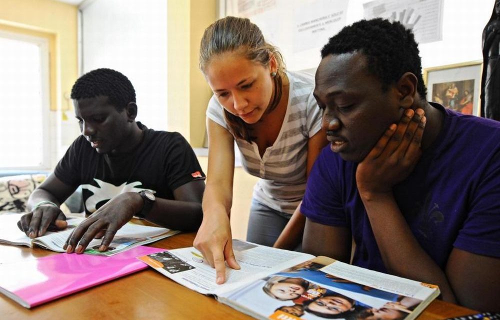 Tortona, il Consigliere Ciniglio sorpreso che profughi  e stranieri da 7 mesi in città non parlino ancora l’italiano….120 però sono gli iscritti ai corsi