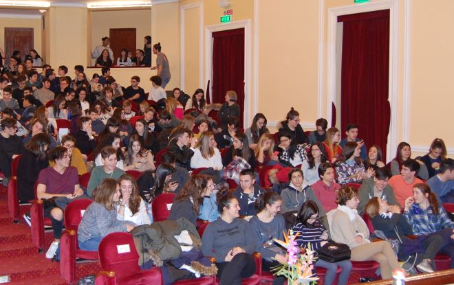 Ben 400 studenti sanremesi hanno preso d’assalto il teatro Ariston per il festival della legalità