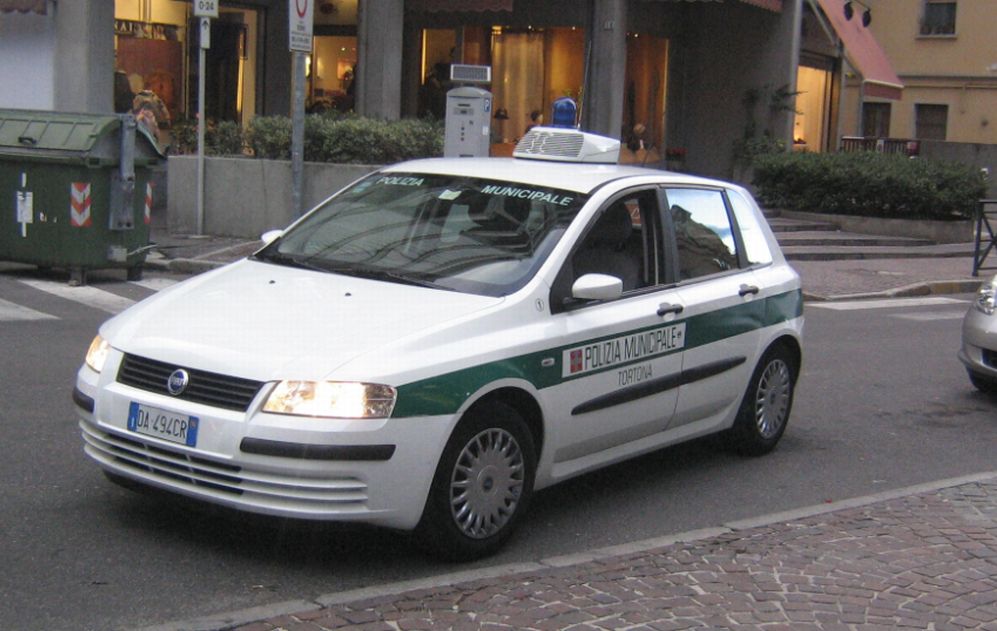 A Tortona scoperte 7 persone che abbandonavano rifiuti in strada, adesso pagheranno la multa e i costi per rimuoverli