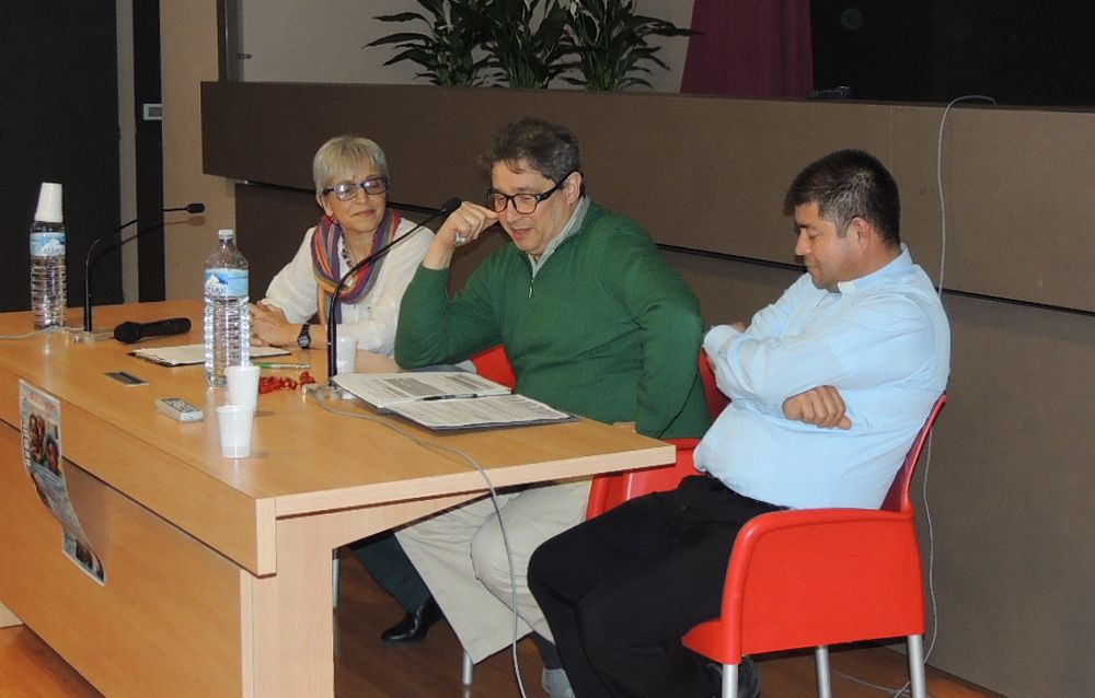 A Diano Marina sala strapiena per la serata a favore dei migranti ma di dianesi ce n’erano pochi. Sui profughi è muro contro muro, peccato