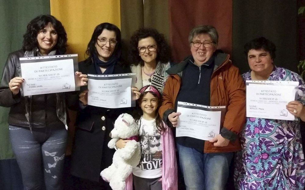 Tanti sorrisi a Diano Marina al work shop di Ad-Lab “Fiori e Cristalli.” E venerdì arriva l’erborista Oreste Brunazzi