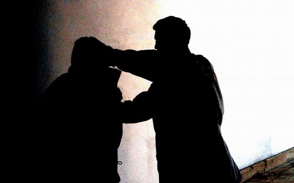 Voghera, un marocchino chiede l’elemosina a un passante e quando quest’ultimo tira fuori il portafoglio gli rompe una bottiglia in testa e lo deruba