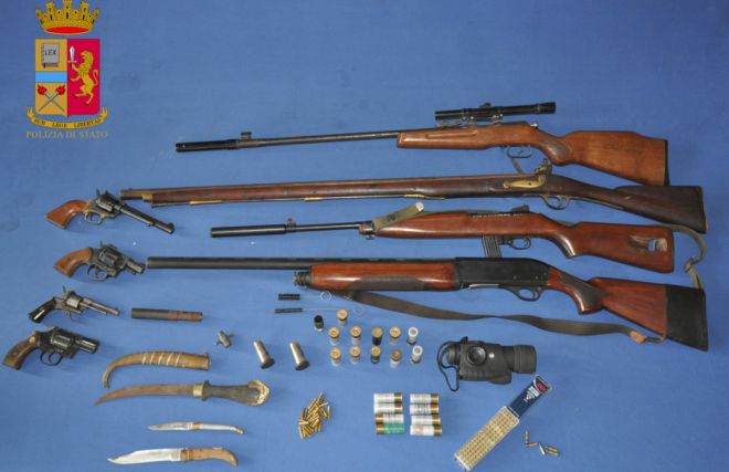 La Polizia di Ventimiglia arresta un bosniaco che aveva queste armi in casa, un vero e proprio arsenale