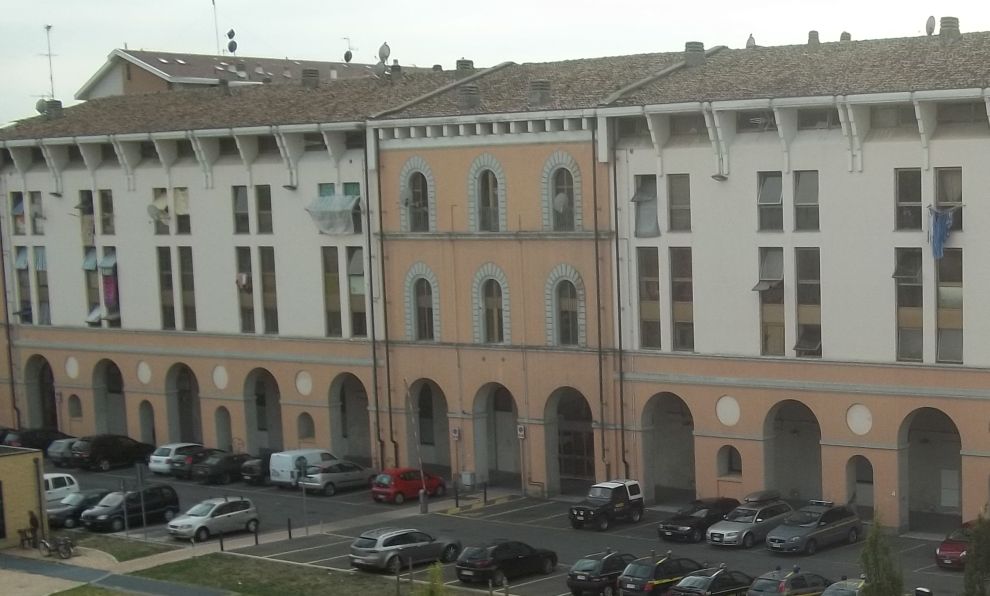 Tortona, si barrica in casa perché vuole uccidersi e si ferisce alla gola con un coltello. Salvato