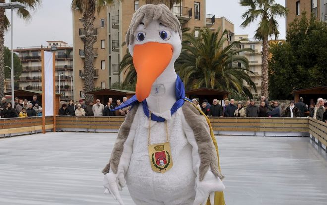 Bartolo, la mascotte di San Bartolomeo al mare saluta i corridori della Milano – Sanremo