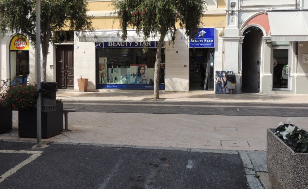 Diano Marina, con l’auto da via Verdi arrivano davanti alla profumeria che svaligiano nella notte rubando migliaia di euro