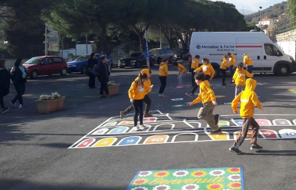 Da ieri a Diano San Pietro c’è un parco giochi innovativo, con una struttura presentata per la prima volta in Italia/Le immagini