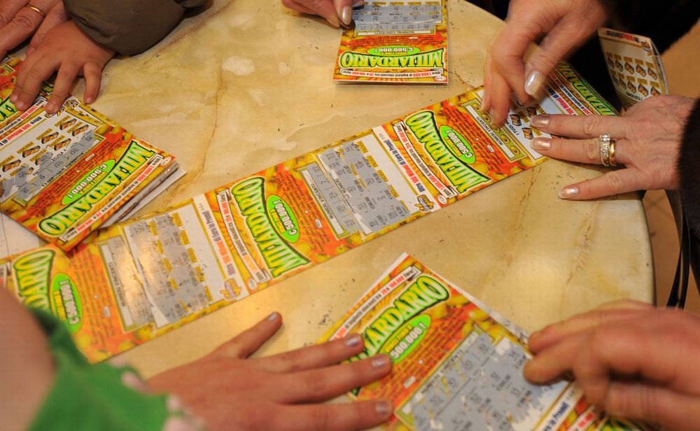 Pensionata di 76 anni malata di ludopatia spacca il vetro di una tabaccheria a San Bartolomeo per rubare “Gratta e Vinci”, arrestata