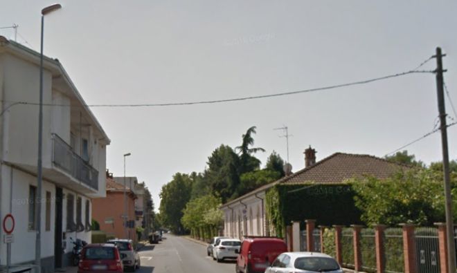 Pali come birilli per un uomo alla guida di un Suv ad Alessandria, che manda in tilt la rete dell’energia elettrica e la telefonia nel quartiere