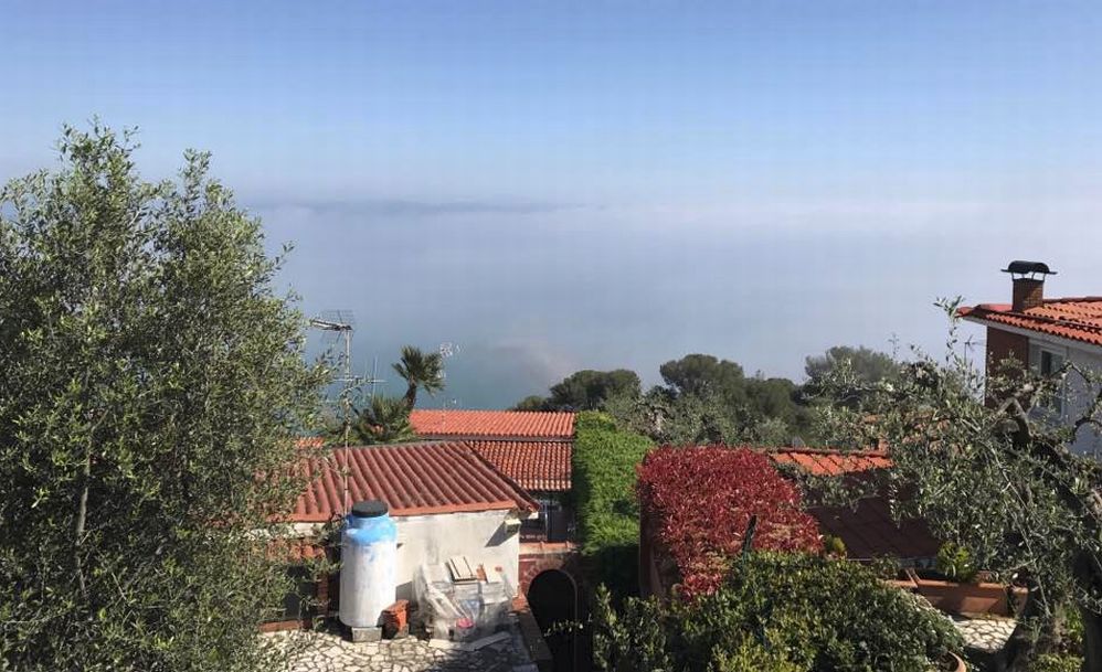 Oggi pomeriggio a Diano Marina è passata la Macaia, la nebbia sul mare, fenomeno raro segnalato da un dianese