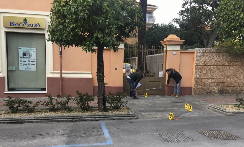 Due giovani dianesi gettano un petardo in corso Roma vicino alla Banca d’Alba, timori per lo scoppio, pagheranno una multa