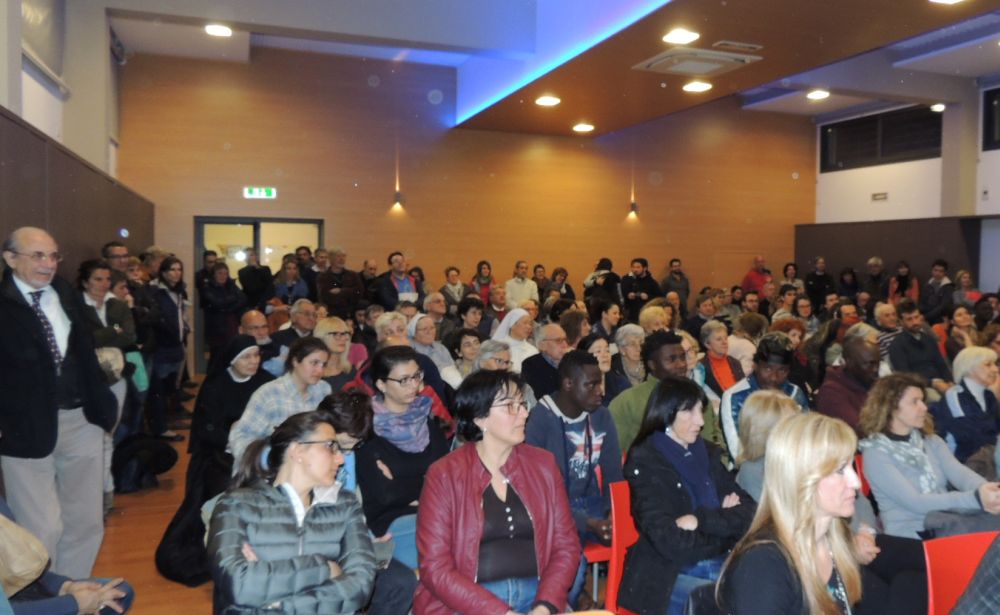 Sui migranti dopo il consiglio e la serata pubblica Diano Marina rimane divisa più a livello ideologico che pratico, perché nessun dianese rifiuterebbe aiuto a uno straniero