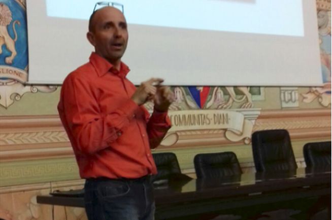 Tanti giovani col mal di schiena, ma i genitori sono attenti a questo? Se ne è parlato in un convegno a Diano Marina