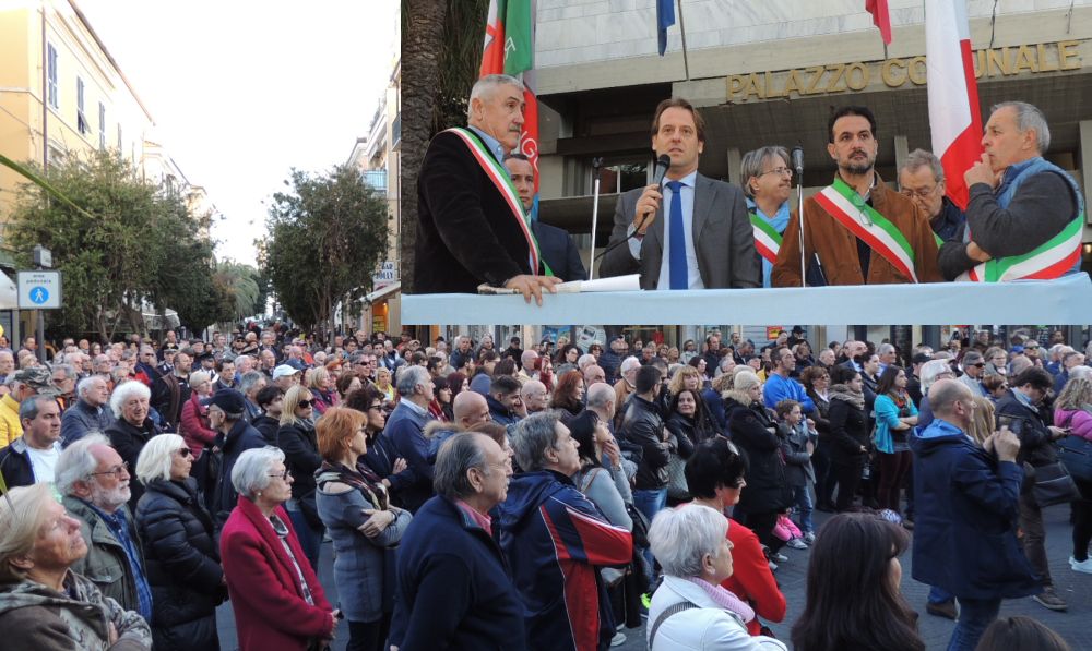 Bagno di folla per i sindaci dianesi in piazza per dire stop ai migranti. I cittadini sono con loro