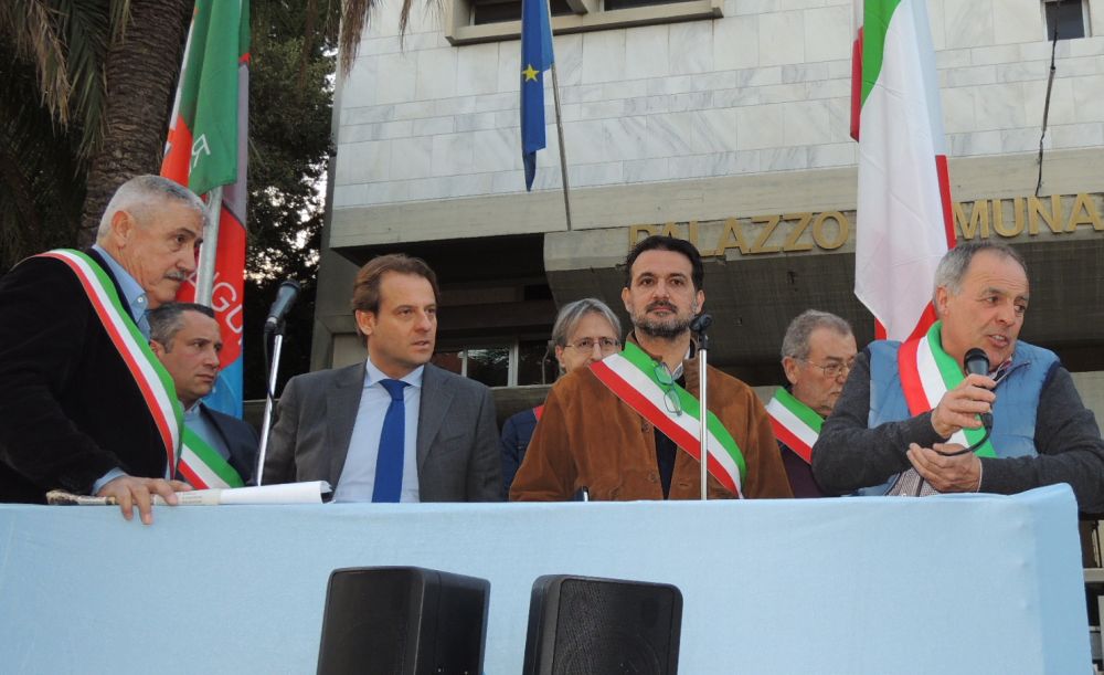 I sindaci del Golfo Dianese non sono contro i migranti: chiedono solo di sapere quanti ne arrivano, ma nessuno lo dice