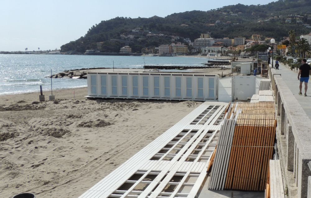 A Diano Marina si è iniziato a preparare le spiagge per la stagione estiva: la metà già pronte e operative a Pasqua