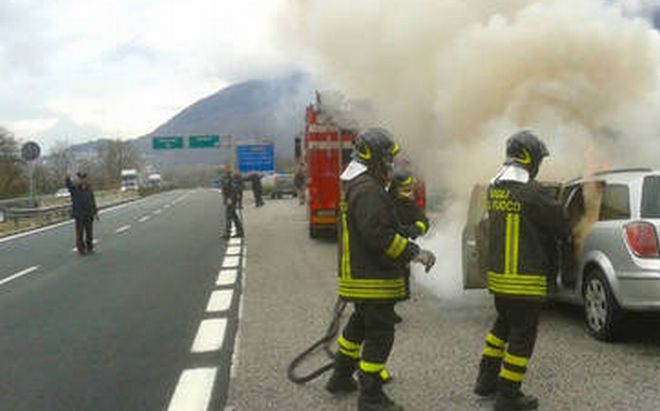 A Tortona BMW nuova di pacca distrutta da un incendio. Fiamme anche  anche in discarica