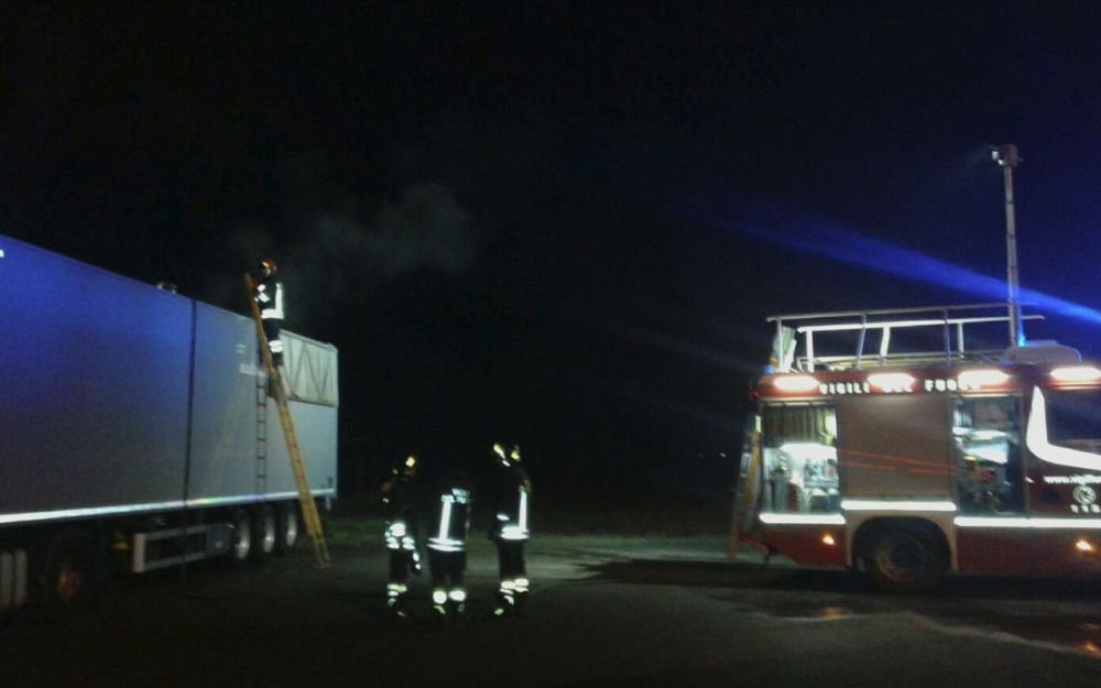 Camion a fuoco in un parcheggio a Tortona, l’Unità Gamma se ne accorge, chiama i pompieri ed evita ulteriori danni/Le immagini