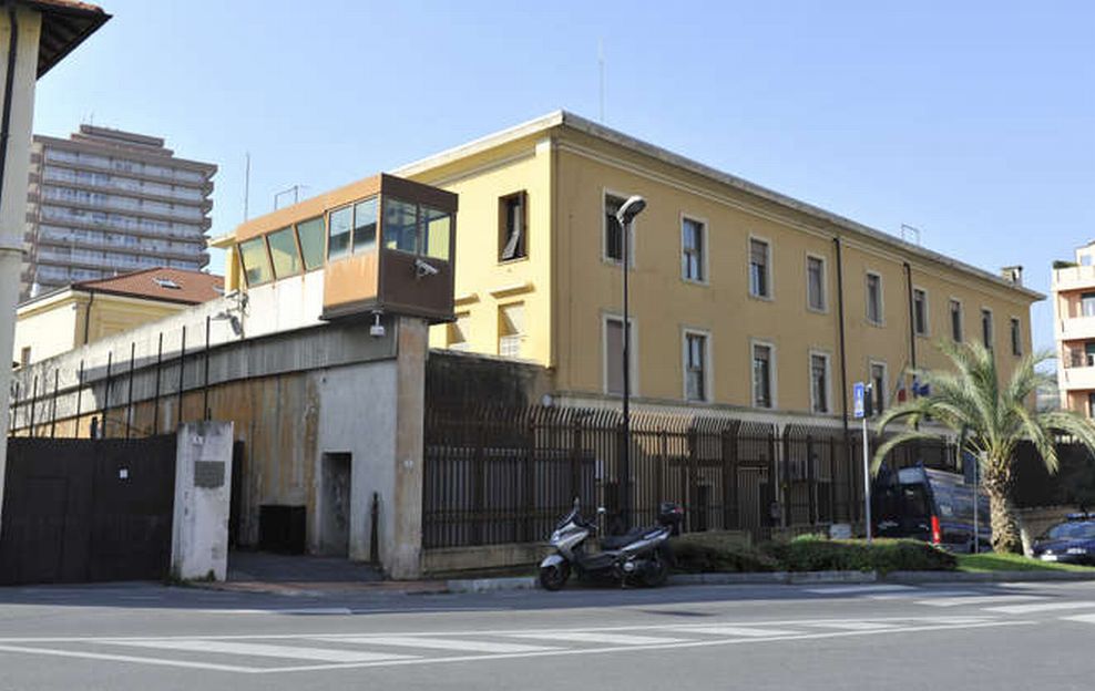 Caos nel carcere di Imperia, feriti 4 poliziotti penitenziari