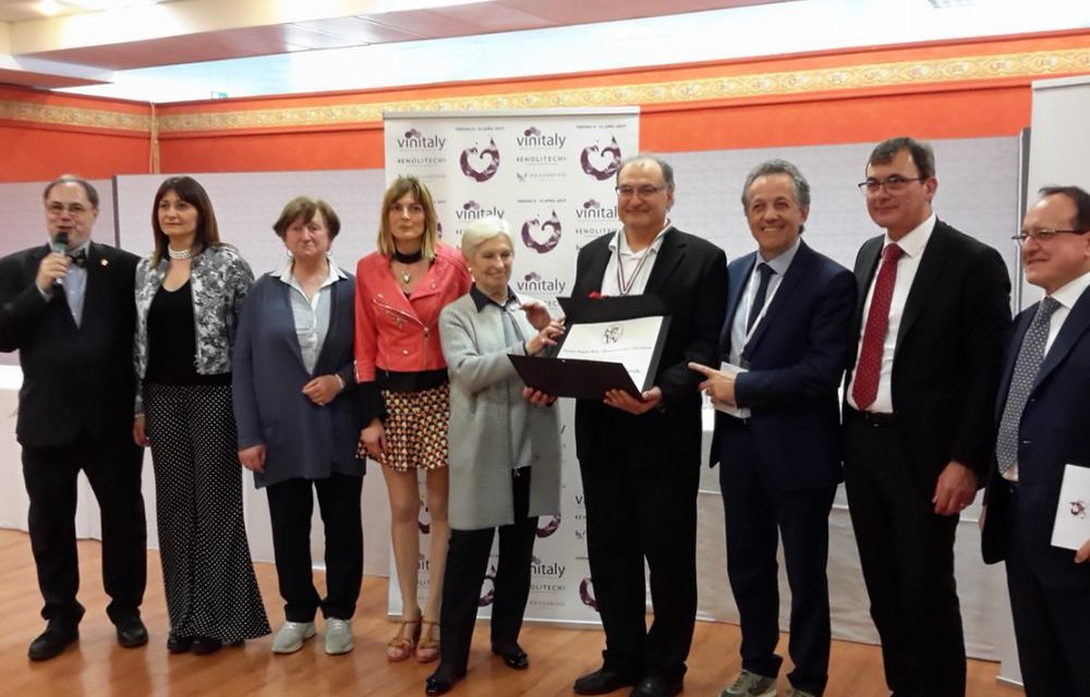 Il prestigioso premio Cangrande Vinitaly all’azienda Davide Beccaria di Ozzano monferrato. “Un premio che premia la viticoltura familiare”