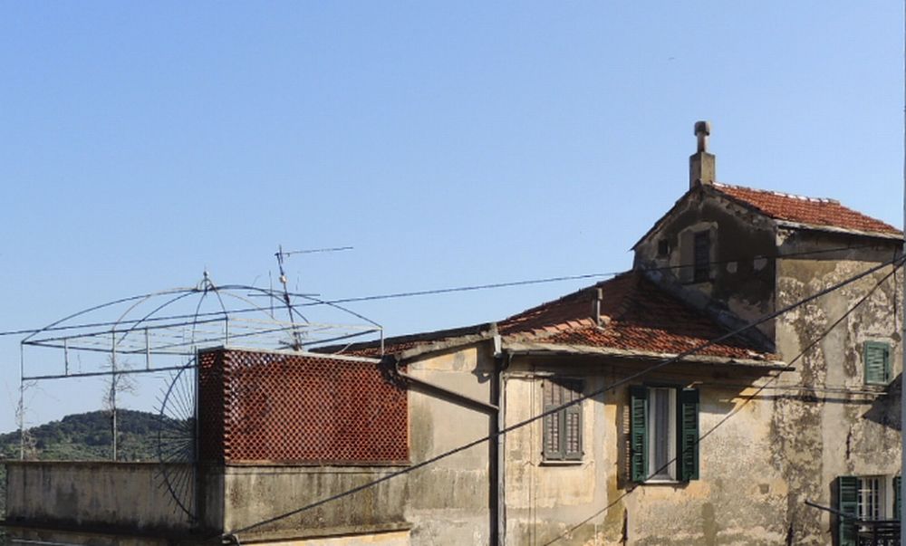 Gli abitanti di Diano Serreta preoccupati per l’arrivo dei migranti: “Inoltre è anche disumano farli vivere lì”