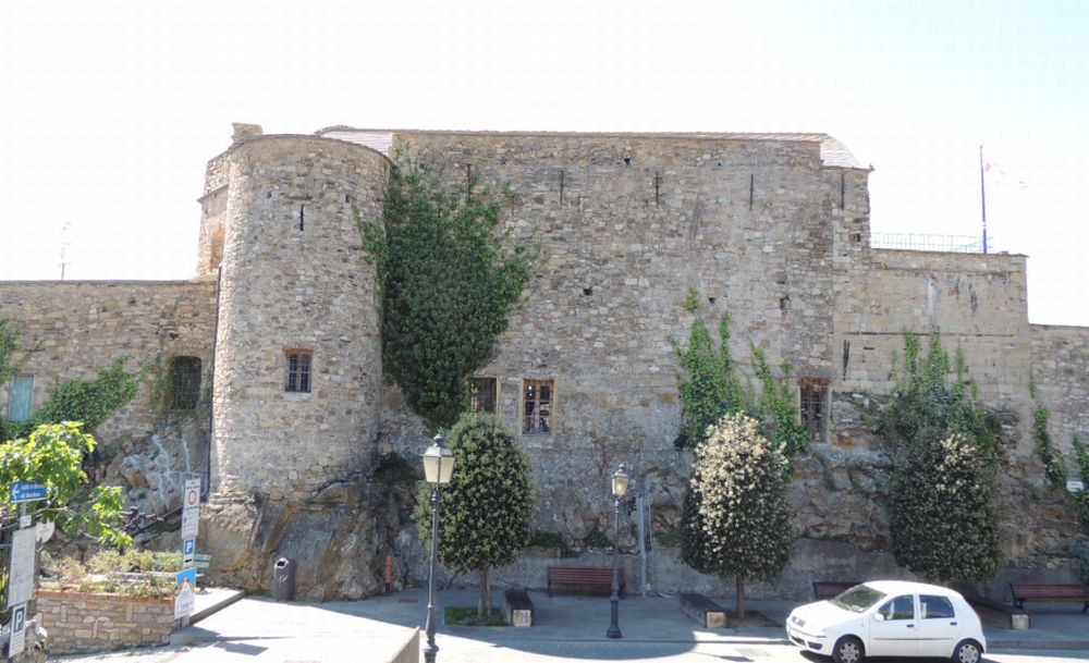 Domenica a Cervo un Reading Teatrale al bastione con degustazione