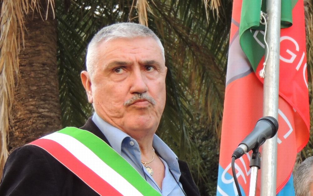 Un clamoroso flop la riunione pubblica dei 7 Sindaci del Golfo Dianese. La gente è sfiduciata e non crede più ai politici. Delusi i primi cittadini