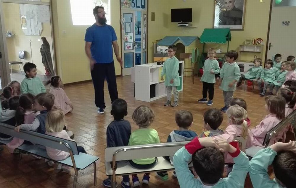 Una lezione di educazione cinofila all’asilo “Sacro Cuore” di Tortona