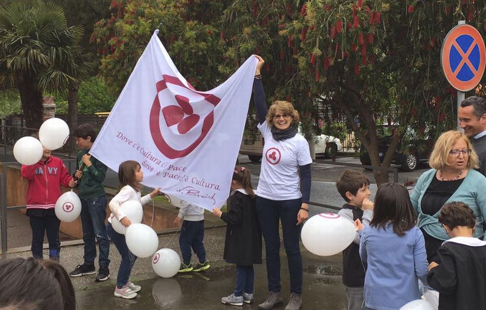 Bambini e maestre della scuola elementare di Diano San Pietro hanno festeggiato la pace con tante iniziative./Le immagini