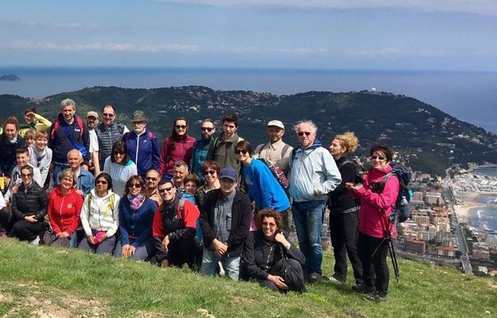 Le immagini dei 62 escursionisti che a San Bartolomeo hanno camminato sui sentieri del Golfo