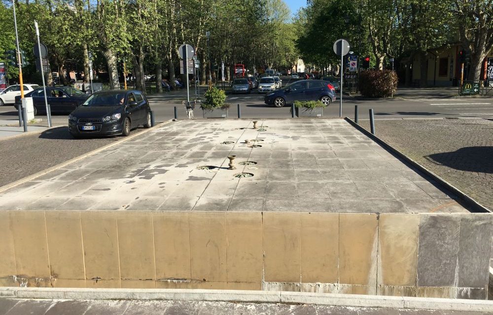 Tortona accoglie i viaggiatori con questa fontana, ma il Comune replica: “Stiamo valutando se ripararla o trasformarla in giardino”