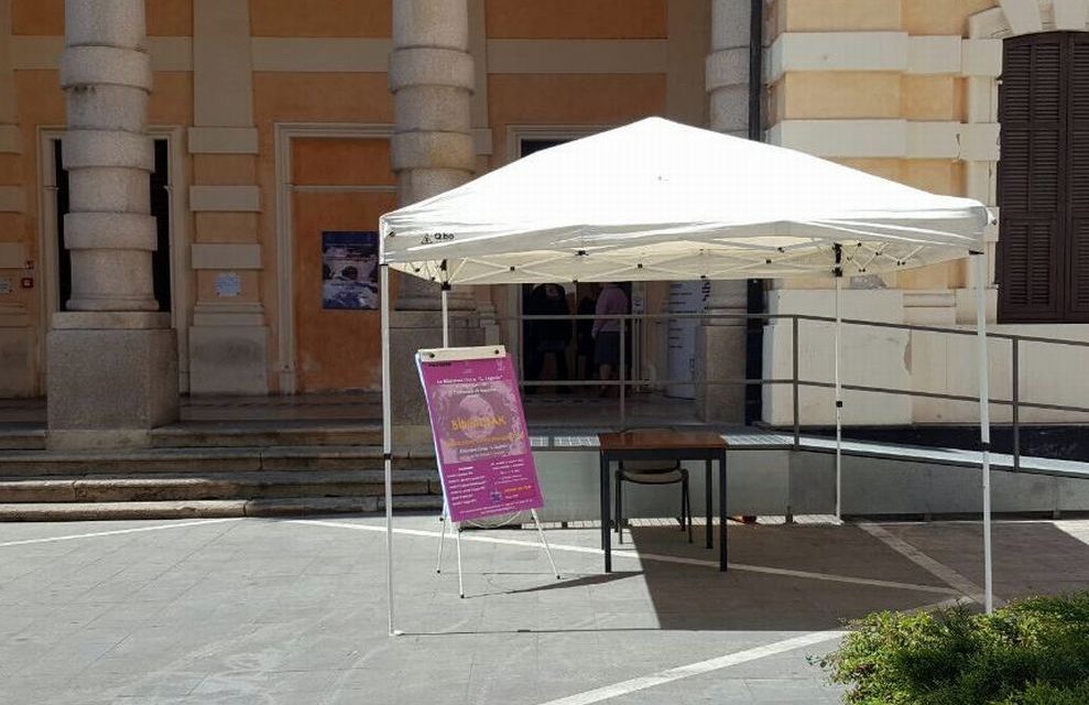 In un gazebo i servizi della Biblioteca “Lagorio” di Imperia chiusa per mancanza del certificato antincendio