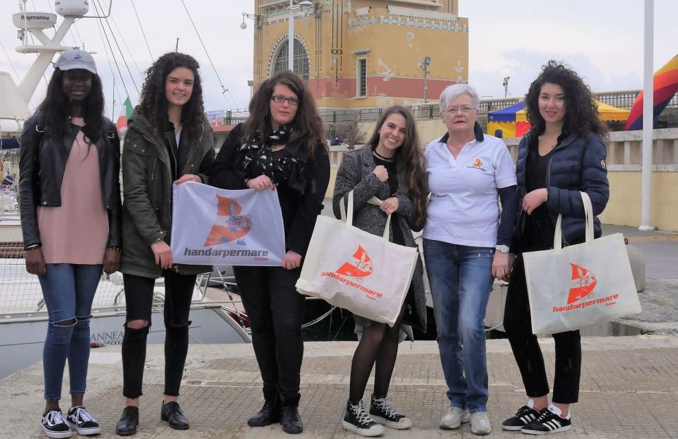 Grazie al Rotary di Imperia e all’associazione Handarpermare cinque studentesse di Nizza portano i disabili in barca a vela