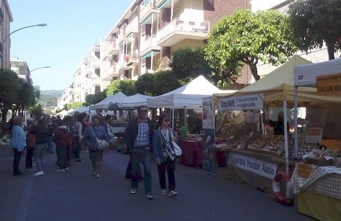 I commercianti di Viale Kennedy a Diano Marina con “Pasquetta in bancarella” hanno fatto centro ancora una volta