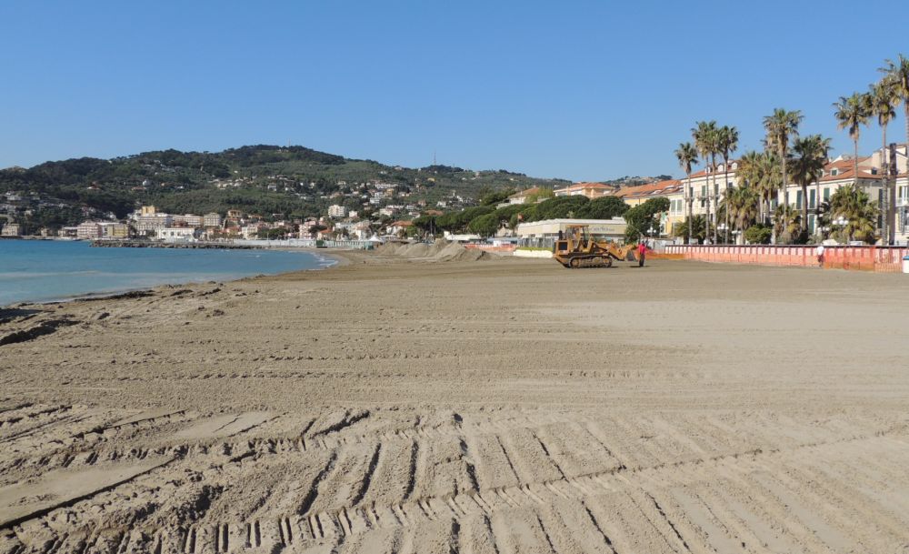 Nuova sabbia alla spiaggia Delfino e al Molo delle Tartarughe di Diano Marina per renderle ancora più belle./Le immagini