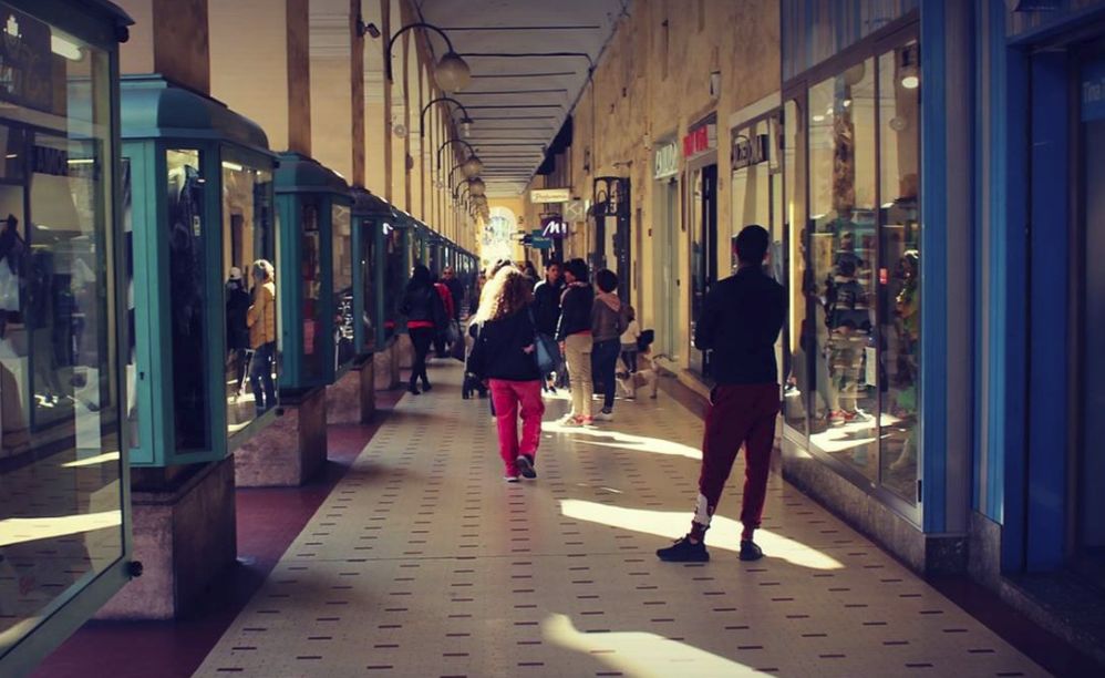 Ma a Imperia il Commercio funziona ancora? Ecco i portici di pomeriggio alle 17