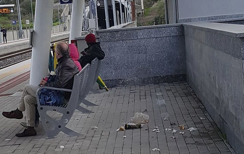 La nuova stazione di Diano è già un ricettacolo di rifiuti: ma esistono gli interventi di pulizia o….?