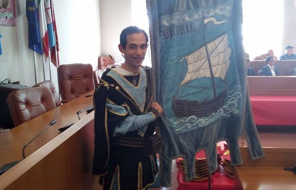 L’attore Ventimigliese Emanuele Rumè, Gonfaloniere del sestiere Burgu ai 90 anni della ‘Cumpagnia d’i Ventemigliusi’