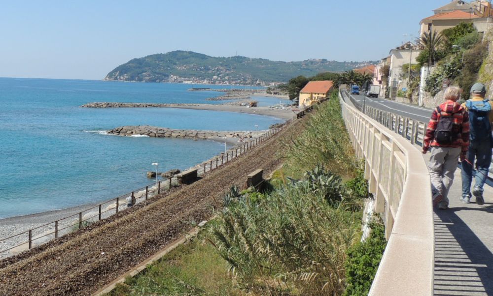 Una ragazza di 16 anni si squarcia una gamba cadendo dagli scogli a Cervo