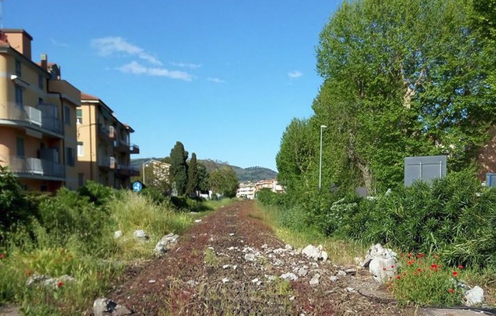 Si smontano i binari sul Golfo Dianese per cedere l’ex sedime delle ferrovia. Diano Marina programma tanti parcheggi gratis