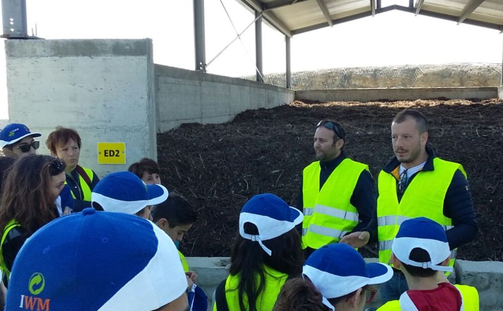 Il Sindaco di Ventimiglia in visita alla discarica con i ragazzi delle scuole