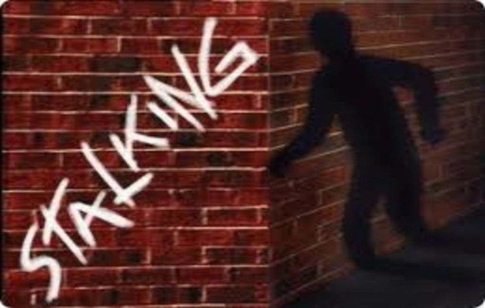 Appende degli striscioni sotto la casa dell’ex fidanzata ad Alessandria, arrestato per stalking