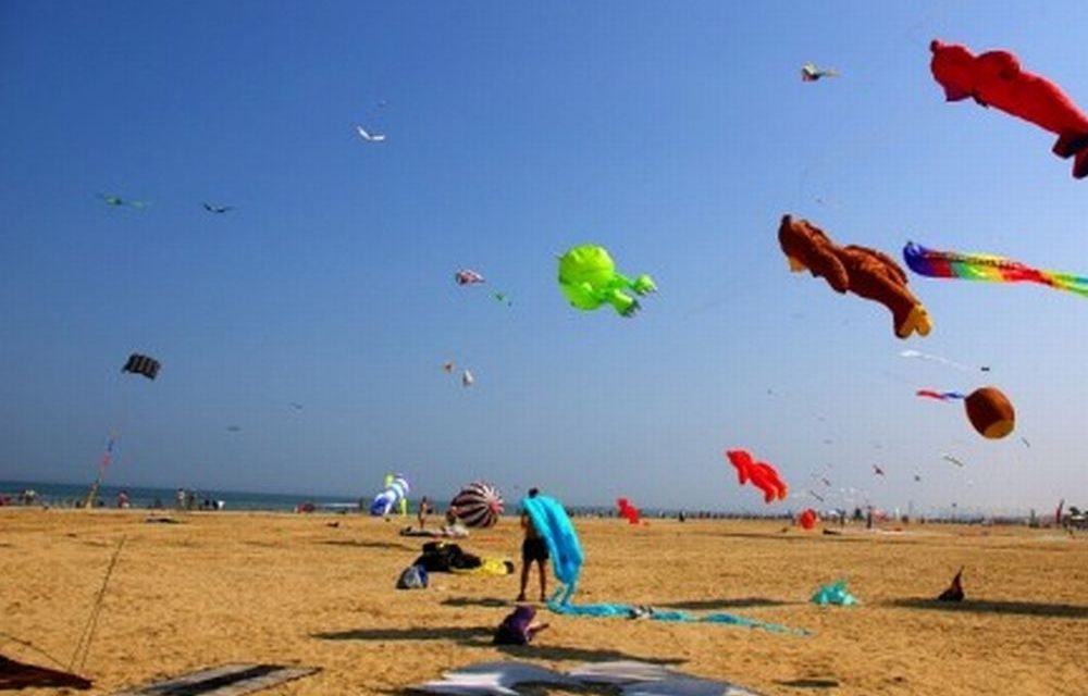 Domenica mattina a San Bartolomeo vanno in scena gli aquiloni davanti al mare