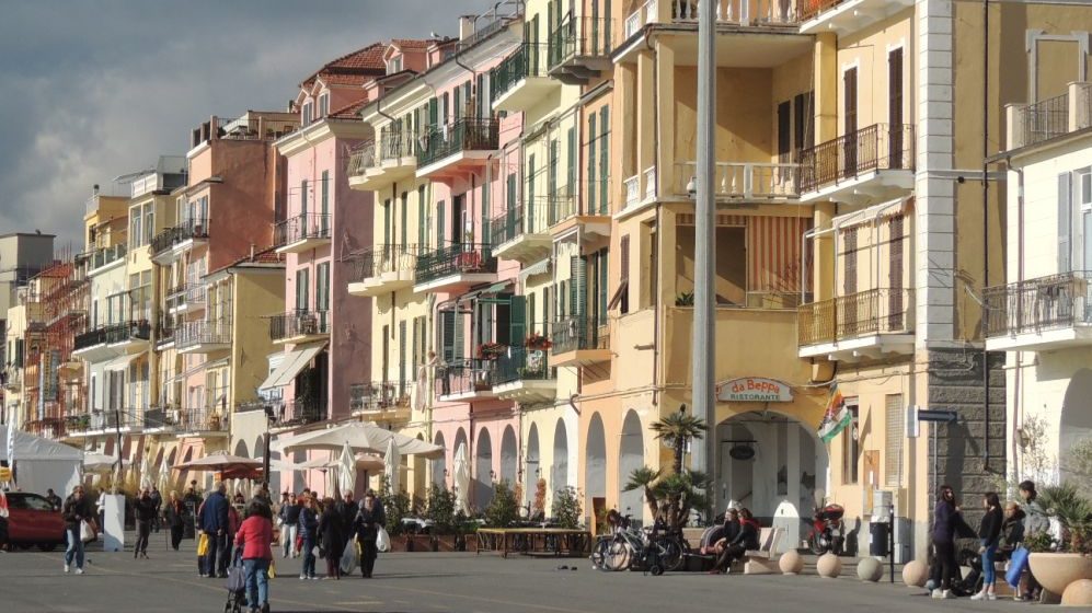 Imperia, riaperture bar e ristoranti: il Comune mplia le possibilità di utilizzo dei dehors. “A tutela dell’attività commerciali”